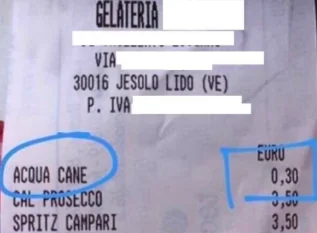 Fanno pagare 30 centesimi per lʼacqua del cane, raffica di proteste